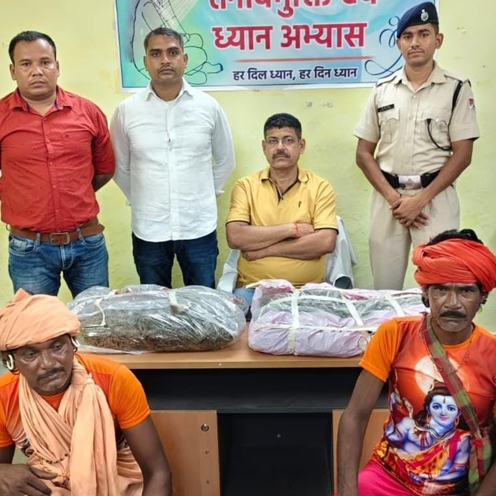 साधु बनकर गांजा तस्करी करते दो गिरफ्तार:निगौरा स्टेशन पर RPF ने 15.540 किलो गांजा जब्त किया, पोटली में छिपाकर ले जा रहे थे
