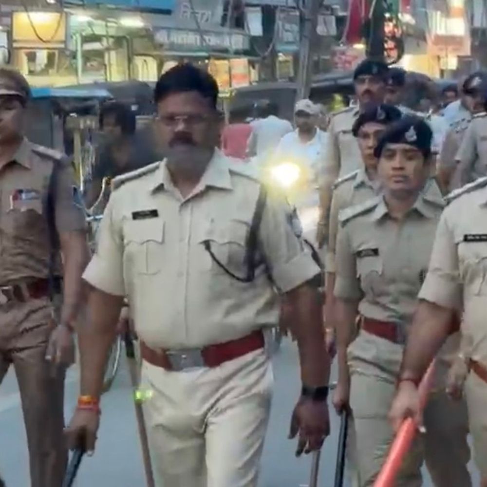 कटनी पुलिस ने त्योहारों से पहले निकाला फ्लैग मार्च:एएसपी के नेतृत्व में 50 से अधिक जवान शहर में रहे मुस्तैद