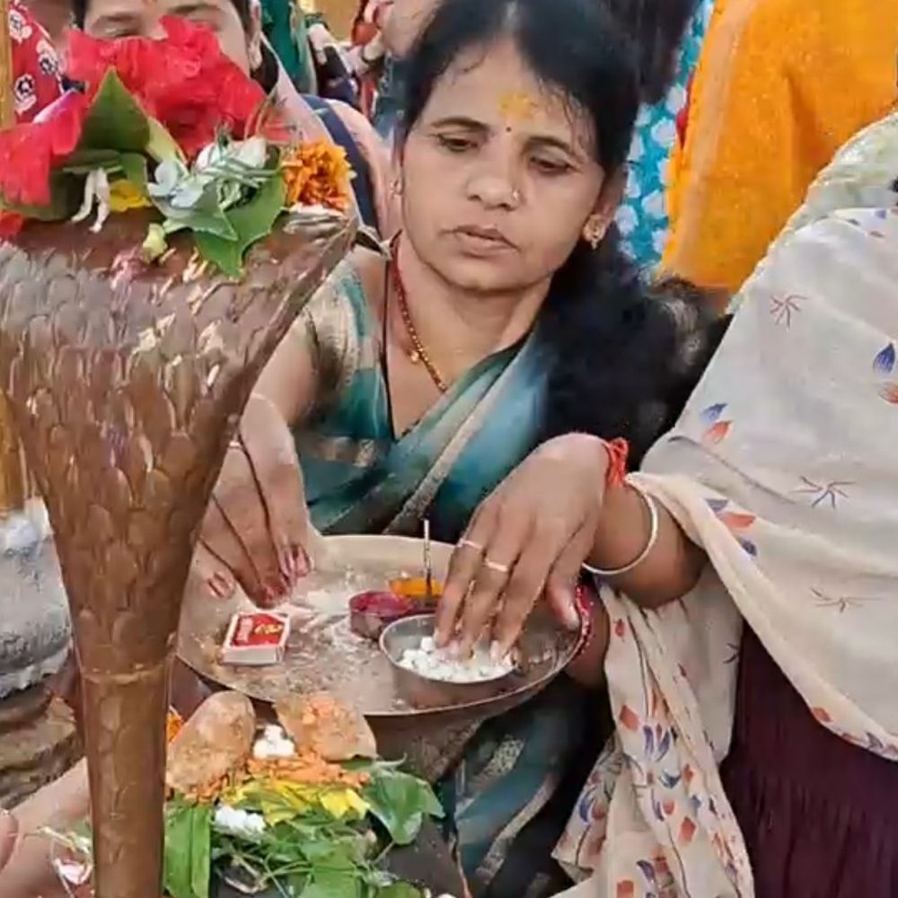 सावन के अंतिम सोमवार को हर-हर महादेव से गूंजे मंदिर:बेलपत्र, गंगाजल और दूध से भक्तों ने किया अभिषेक, मांगी घर की सुख-समृद्धि