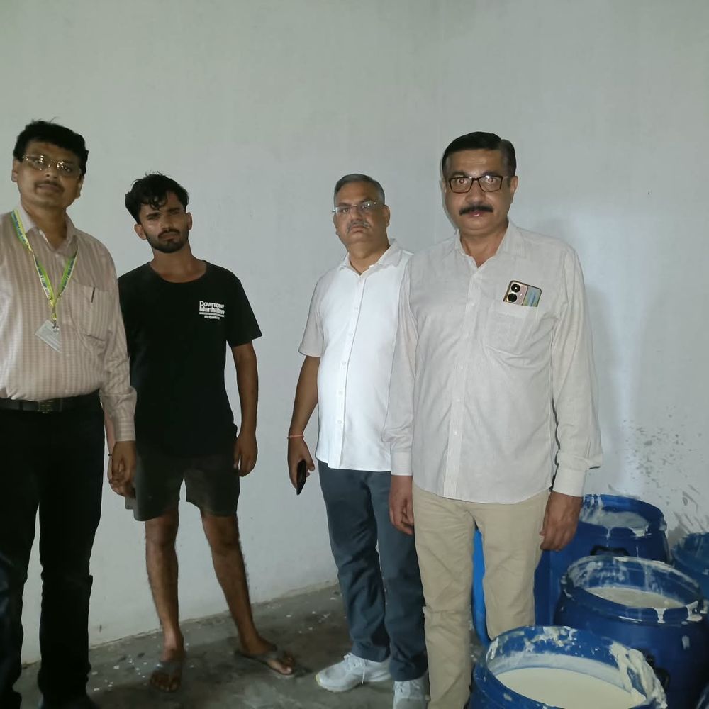 हापुड़ में 955 किलो मिलावटी क्रीम बरामद:रिफाइंड, सप्रेटा दही से बन रही थी क्रीम; बिना लाइसेंस चल रहा था कारोबार