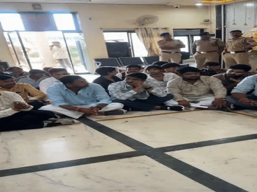 
                 कॉलेज में 'भारत तेरे टुकड़े होंगे' नारे लगाने का आरोप:NSUI का प्रदर्शन, पहले कॉलेज फिर DAVV पहुंचकर जताया विरोध; FIR की मांग 
            