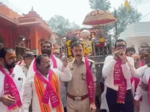 
                 रतलाम से केदारेश्वर तक निकली पैदल कावड़ यात्रा:शहर में गढ़कैलाश भगवान पालकी में सवार होकर निकले; कलेक्टर-एसपी ने उठाई पालकी 
            