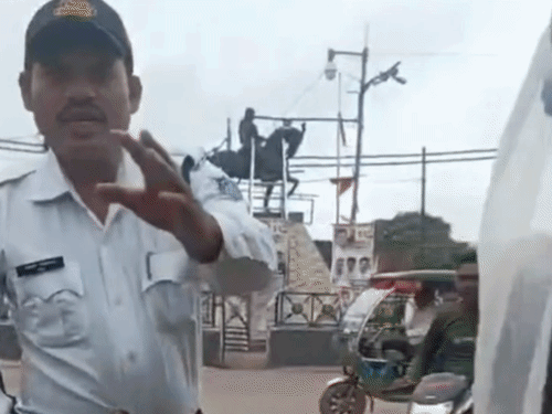 ई-रिक्शा की हेडलाइट तोड़ी, चालक को 3घंटे थाने में बैठाया:ट्रैफिककर्मी का VIDEO, पीड़ित बोला- दिन में 500 कमाता हूं, 200 की लाइट तोड़ दी