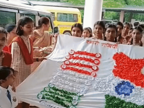 सतना में छात्राओं ने सैनिकों के लिए बनाई राखियां:तिरंगे रंगों से सजाकर कलेक्टर को दीं, उन्हें भी बांधी राखी; सीमा तक पहुंचाने की मांग की