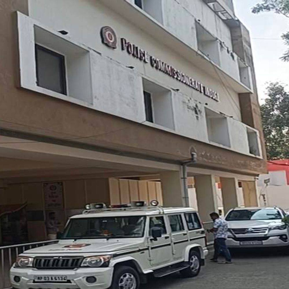 
                 इंदौर में 3 TI बने DSP, नई पदस्थापना सीपी ऑफिस:ग्वालटोली, परदेशीपुरा और रावजी बाजार थाने को मिले नए टीआई 
            