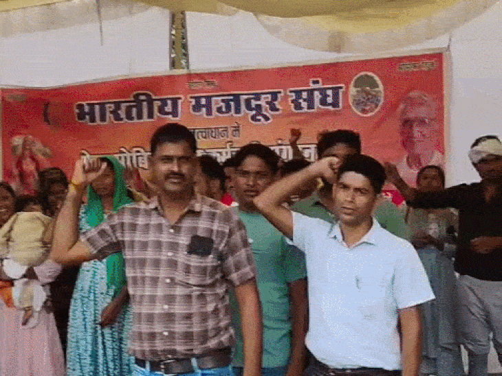 
                 पेसा मोबिलाइजरों का भोपाल में अनिश्चितकालीन आंदोलन शुरू:परिवार सहित भोपाल पहुंचे कर्मचारी; बोले- 4 हजार रुपए के मानदेय की नहीं, सम्मान की लड़ाई 
            