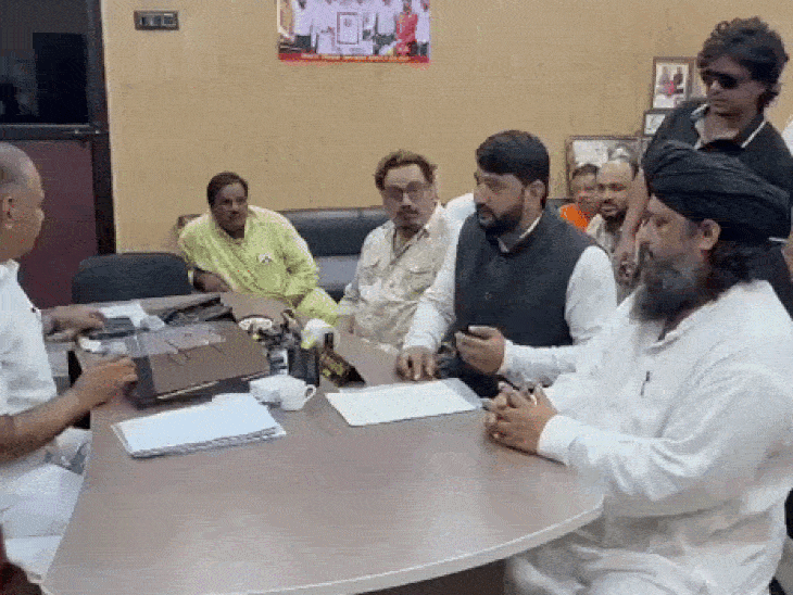 
                 नारियलखेड़ा में 24 मकान टूटने के बाद पुनर्वास की मांग:वक्फ बोर्ड पहुंची मिल्ली काउंसिल, अध्यक्ष बोले- कानून के दायरे में हरसंभव मदद करेंगे 
            