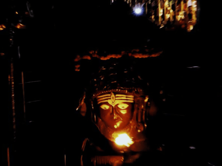 
                 काशी-महाकाल की तर्ज पर पशुपतिनाथ की दीप ज्योति शयन आरती:गर्भगृह की बिजली बंद कर सिर्फ दीपों से हुई आरती, सावन में रविवार-सोमवार को ऐसा आयोजन 
            