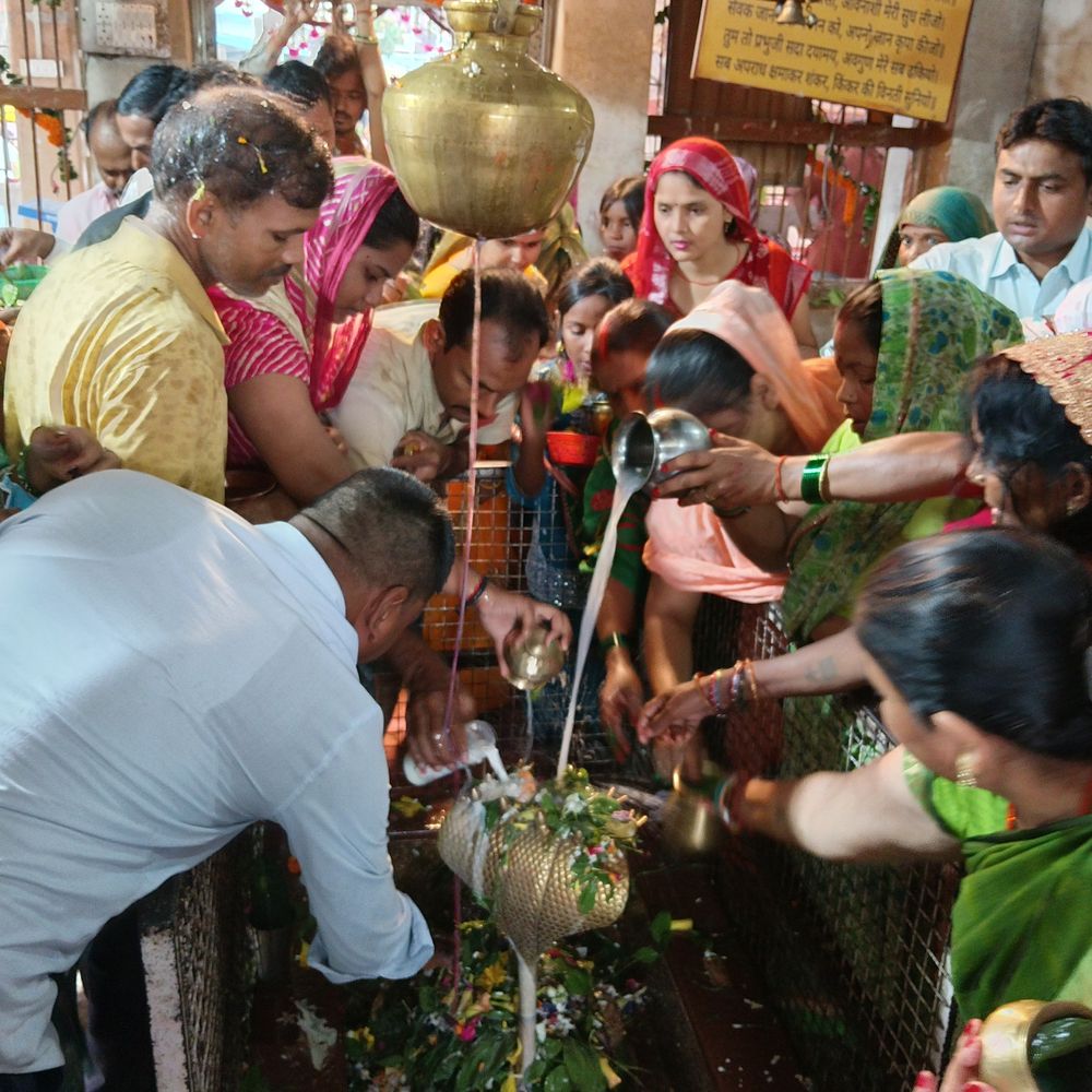 शिवालयों में उमड़ी भीड़, 20 हजार ने किया जलाभिषेक:देवरिया में सावन के चौथे सोमवार पर एसपी ने सुरक्षा व्यवस्था का लिया जायजा