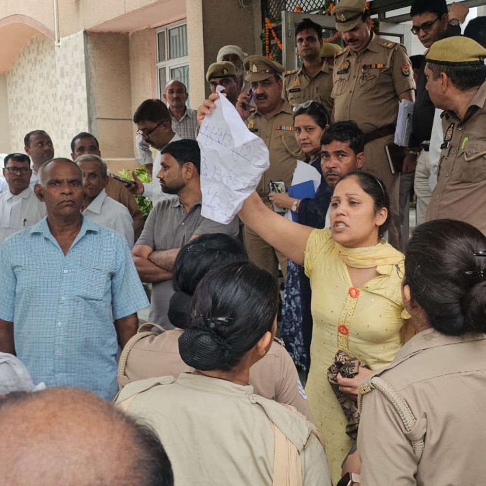 महिला ने पति पर दुकान बेचने का आरोप लगाया:प्रभारी मंत्री के सामने कलेक्ट्रेट में किया हंगामा