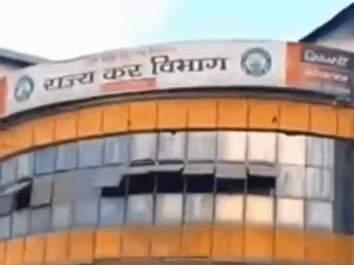 मूंगफली मामले में एक फर्म ने जमा किए 10 लाख:रविवार को राज्यकर विभाग का आफिस खोलकर जमा कराई गई धनराशि