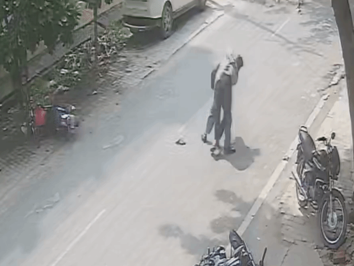 बाइक टकराने पर युवक को बीच सड़क पटका, VIDEO:रावतपुर में दबंग ने लात-घूंसे मारे, जान से मारने की धमकी दी; मुकदमा दर्ज