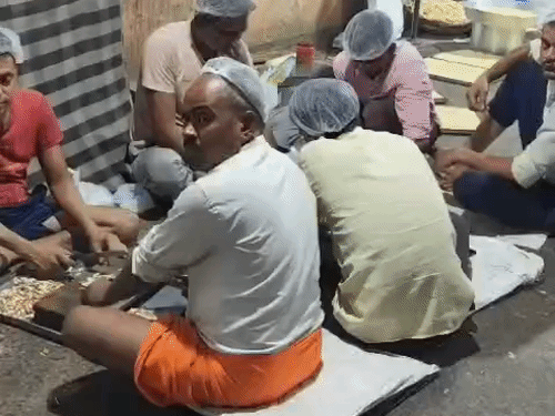 गाजियाबाद के मोदीनगर में खाद्य विभाग की छापेमारी:मिलक केक से लेकर घेवर तक में भी शिकायत, DM ने दिए कार्रवाई के सख्त निर्देश