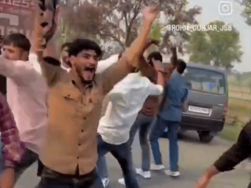 शादी समारोह में डांस करते युवक ने लहराया असलहा:बुलंदशहर में हवा में की फायरिंग, पुलिस जांच में जुटी