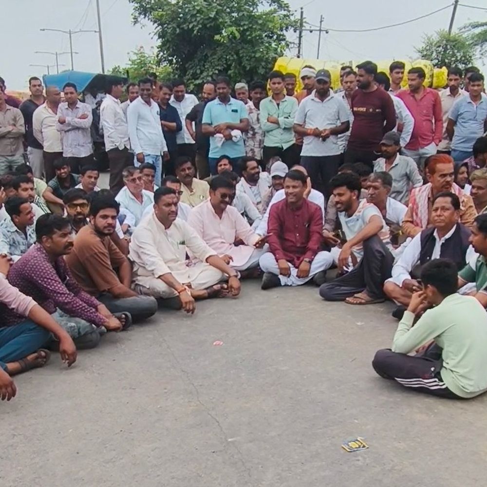 
                 रतलाम में प्याज-लहसुन मंडी बंद करने से भड़के किसान:महू-नीमच फोरलेन पर लगाया जाम; दो घंटे तक सड़क पर बैठे, मंडी चालू करवाकर उठे 
            