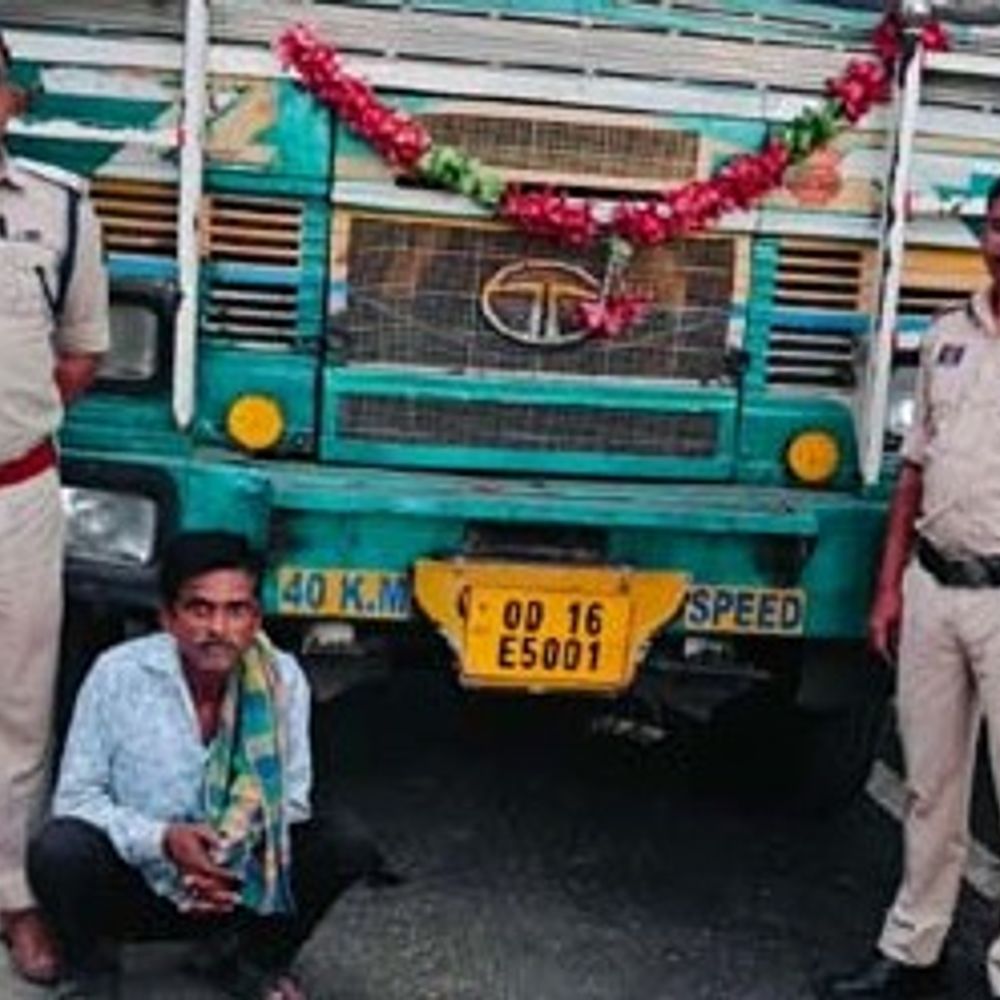 रायगढ़ में 15.75 टन अवैध कबाड़ से लोड वाहन पकड़ाया:ओडिशा से आ रहा था कबाड़ से भरा ट्रक,पुलिस ने लाखों की संपत्ति जब्त की
