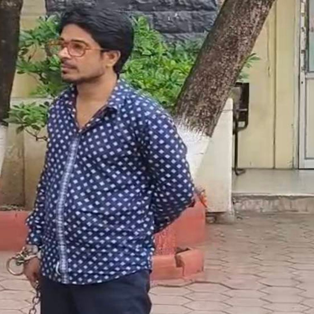 
                 जमीन कब्जाने के आरोपी मुख्तियार के घर पहुंची पुलिस:इंदौर में जमीन खाली करने के नाम पर मांगता था रुपए, फर्जी दस्तावेज जब्त 
            