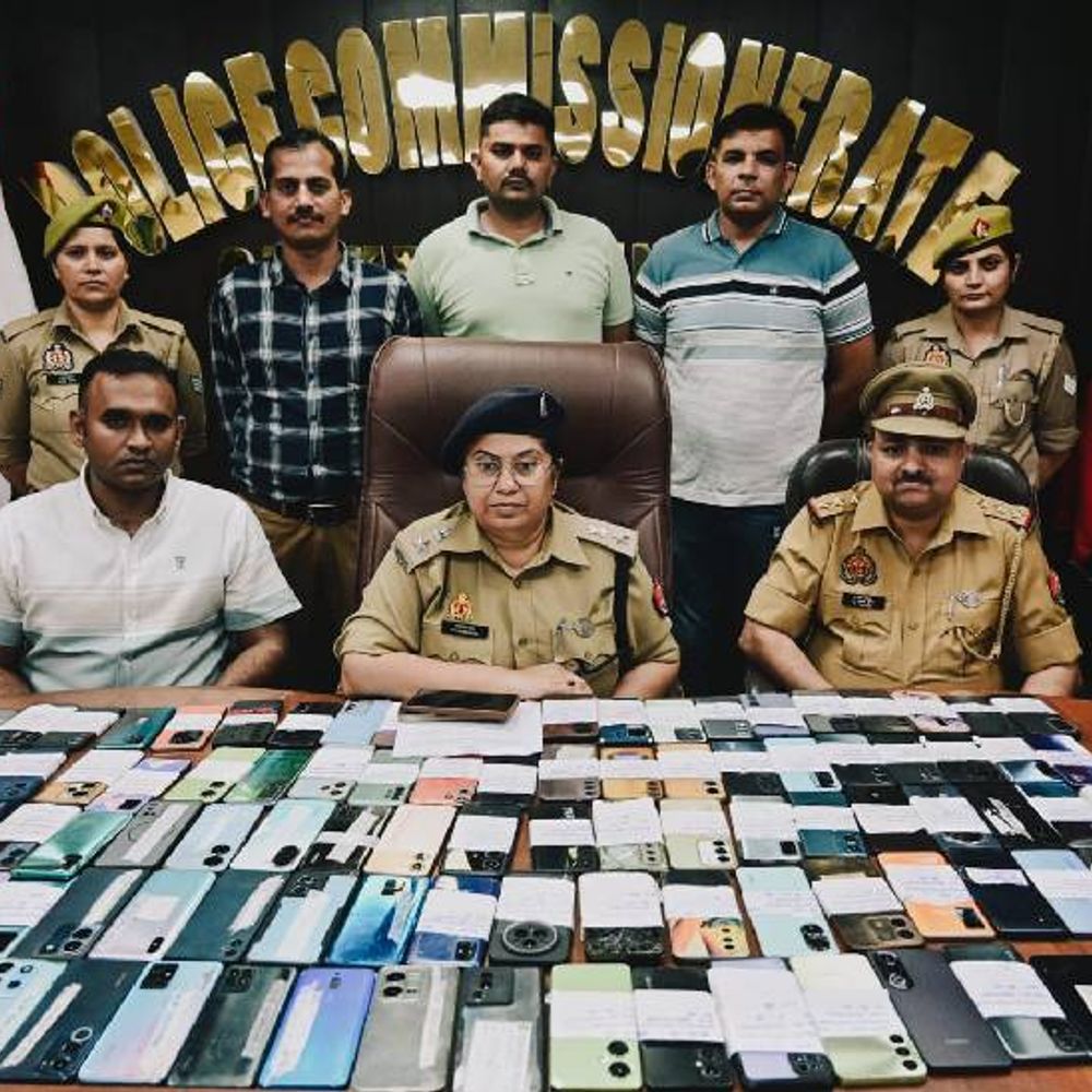 नोएडा पुलिस ने 3 महीने में खोजे 225 मोबाइल:50 लाख रुपए के फोन बरामद, मालिकों को लौटाए; फोन मिलते ही खिले चेहरे