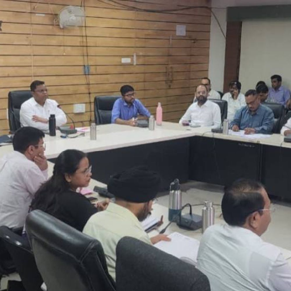 
                 CM हेल्पलाइन में लापरवाही- इंदौर में 5 पर कार्रवाई:प्रिंसिपल को नोटिस, अकाउंटेट सस्पेंड; 2 इंजीनियरों पर 5-5 हजार का लगाया जुर्माना 
            