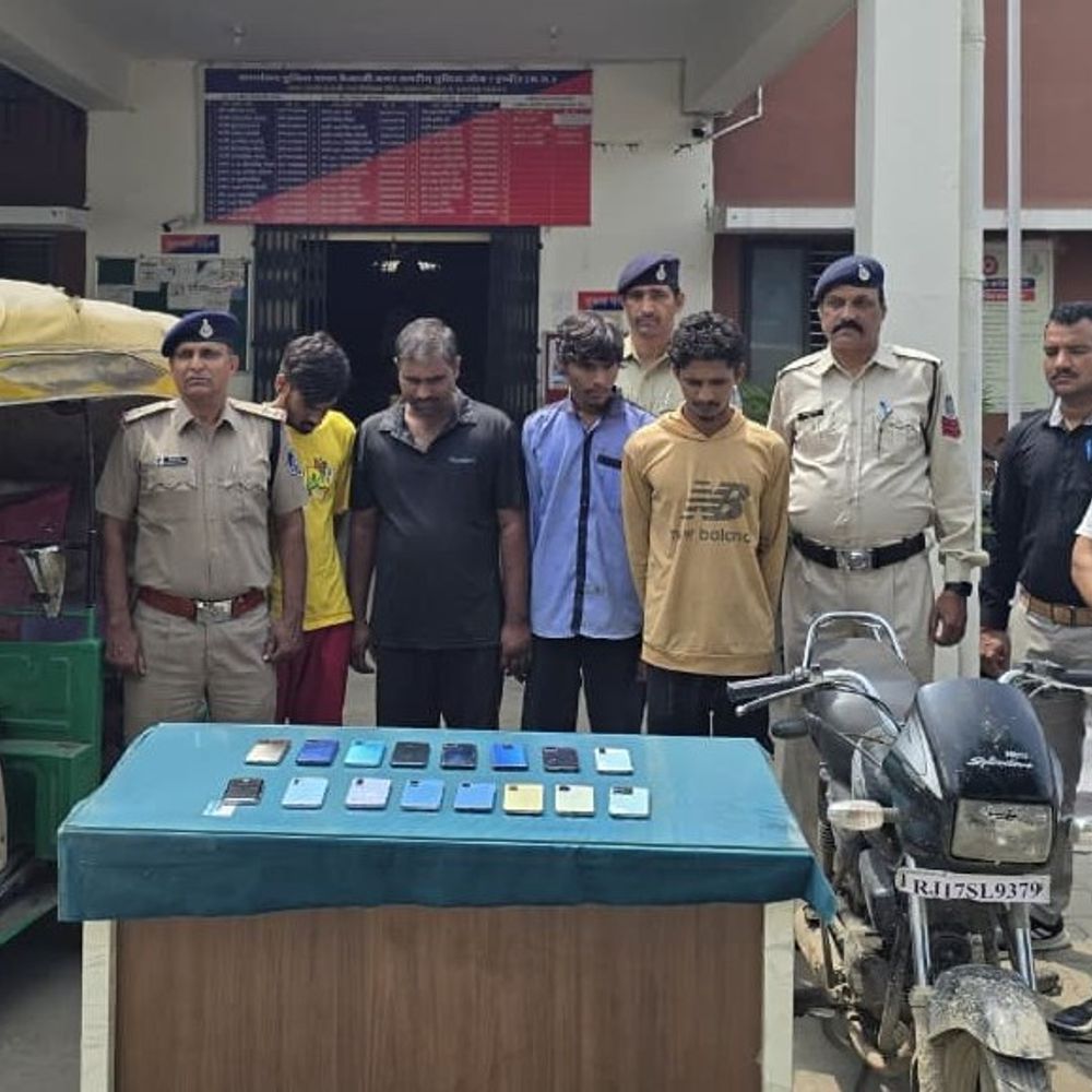 
                 इंदौर में नशे की लत पूरी करने लुटते थे मोबाइल:तेजाजी नगर पुलिस ने 16 मोबाइल, ऑटो रिक्शा और बाइक की जब्त 
            