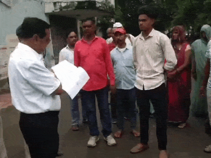 रावतपुरा में सरकारी रास्ते पर जबरन कब्जे की शिकायत:ग्रामीण बोले- साहब, रास्ता बंद हुआ तो अर्थी निकालने के लिए भी जगह नहीं बचेगी