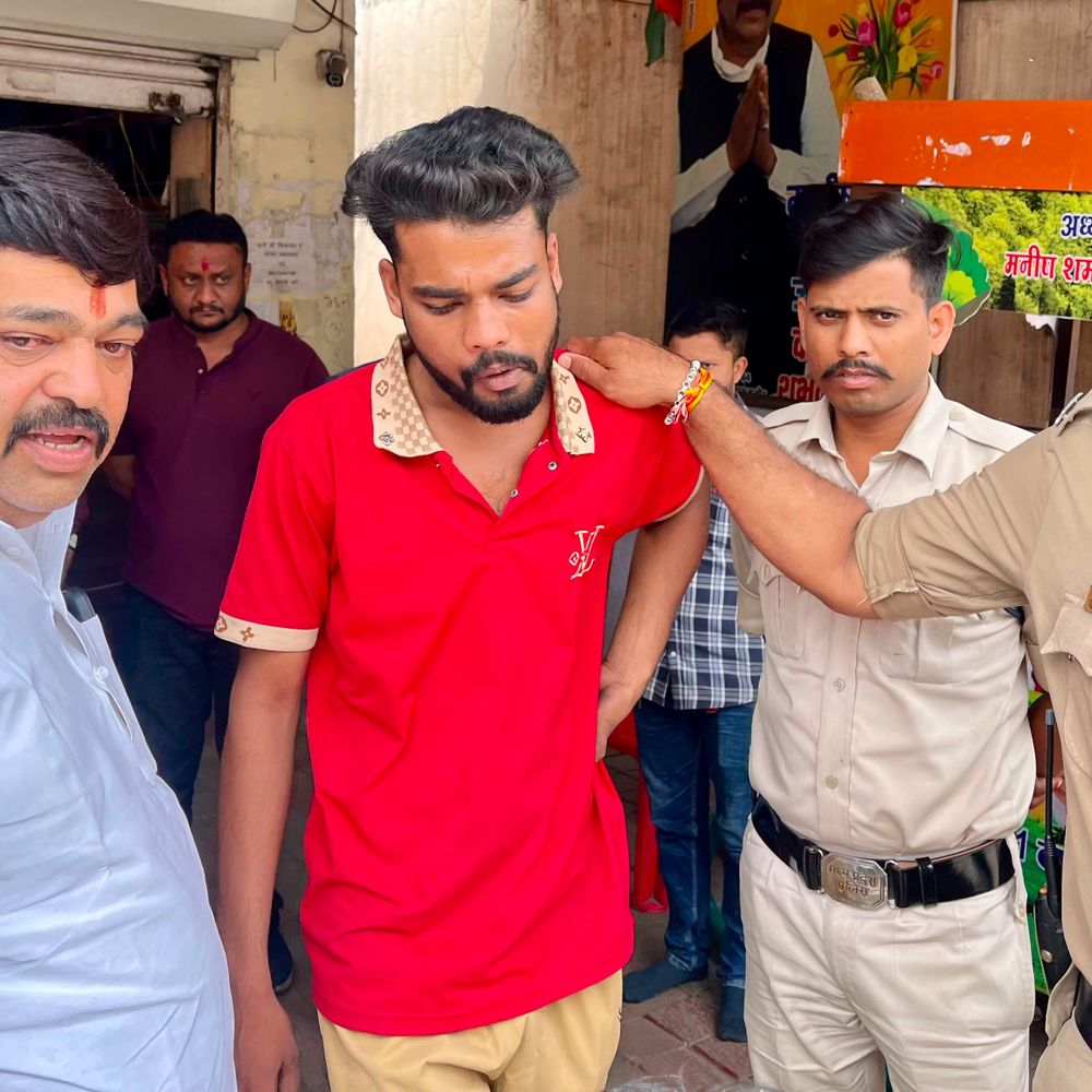 
                 इंदौर में राशन की कालाबाजारी, 2 संदिग्ध पकड़ाए:गेहूं-चावल और तौल कांटा बरामद; पूछताछ में तीन नाम सामने आए 
            