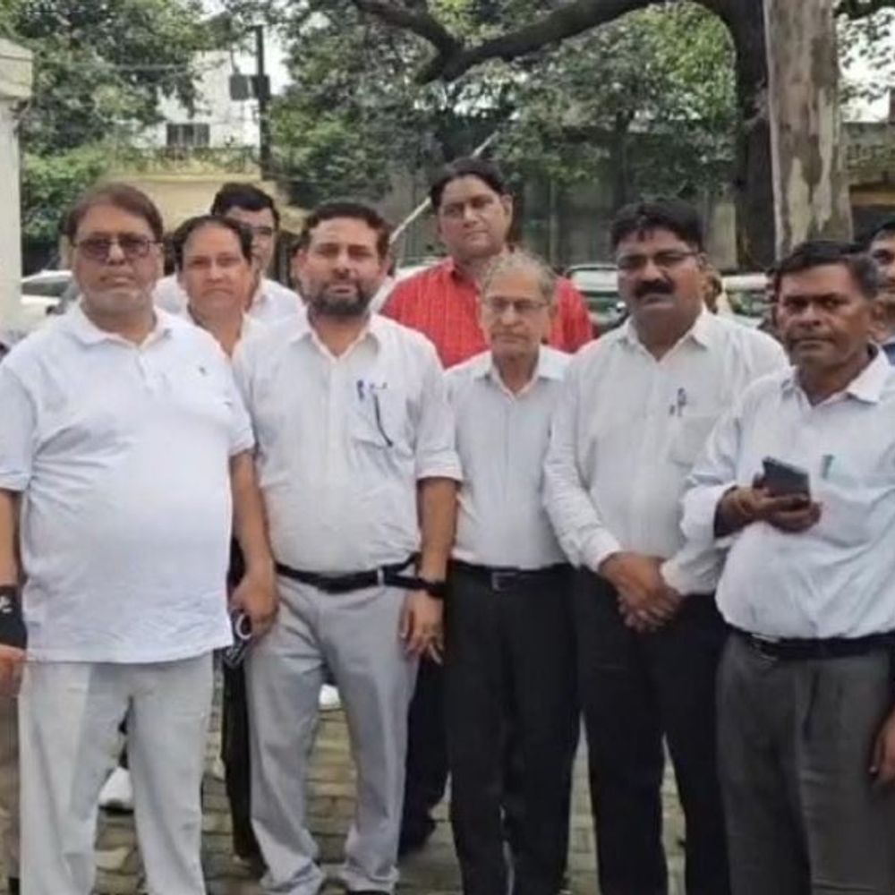 स्कूल वीडियो कार्रवाई के विरोध में अधिवक्ताओं का कार्य बहिष्कार:सरधना में बार एसोसिएशन का प्रदर्शन, सीओ-एसडीएम से मिले अधिवक्ता
