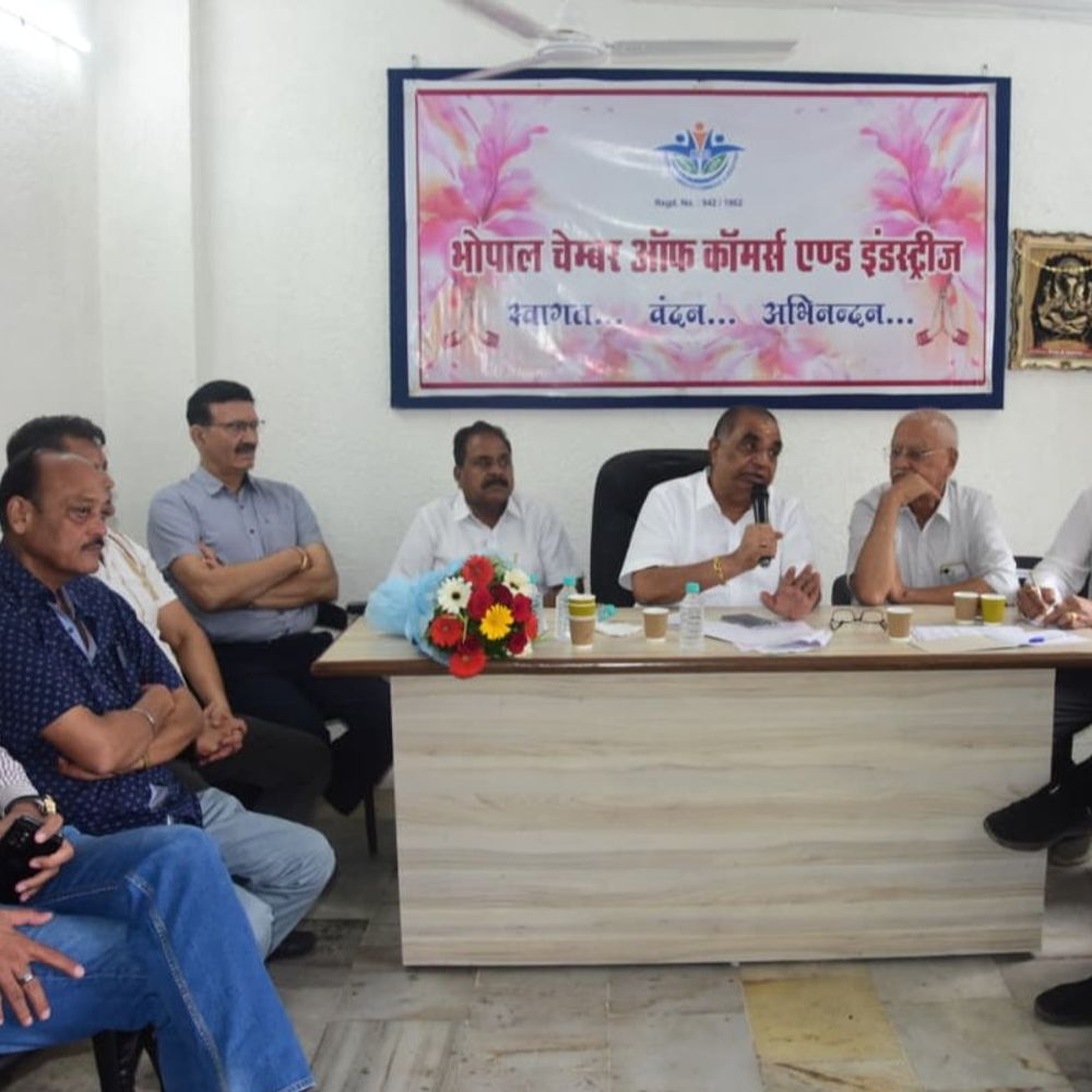 
                 रहवासी इलाकों में कारोबार- भोपाल चैंबर करेगा प्रार्थना सभा:मिंटो हॉल में महात्मा गांधी की प्रतिमा के सामने होगी सभा; स्थायी समाधान की मांग 
            