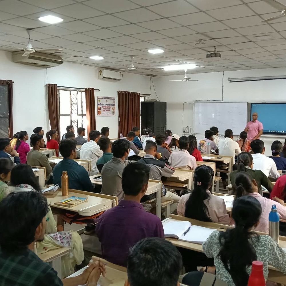 
                 50 स्टूडेंट्स को फ्री कोचिंग देगा प्रशासन, रजिस्ट्रेशन आज से:भोपाल में UPSC-MPPSC की तैयारी कराएंगे अफसर; 2 साल पहले की थी शुरुआत 
            