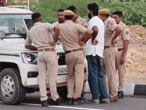 लग्जरी कार में एमडी ड्रग्स का सप्लायर गिरफ्तार:नशीले पदार्थ की पुड़िया बनाकर सप्लाई करता था, घेराबंदी कर पकड़ा