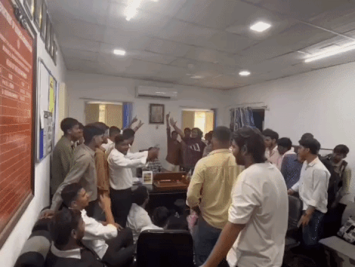 छात्राओं को अश्लील मैसेज भेज रहा था कॉलेज का कर्मचारी:ABVP ने प्रदर्शन कर हटाने की मांग की; शिकायत के बाद भी चार महीने से नहीं हुई कार्रवाई