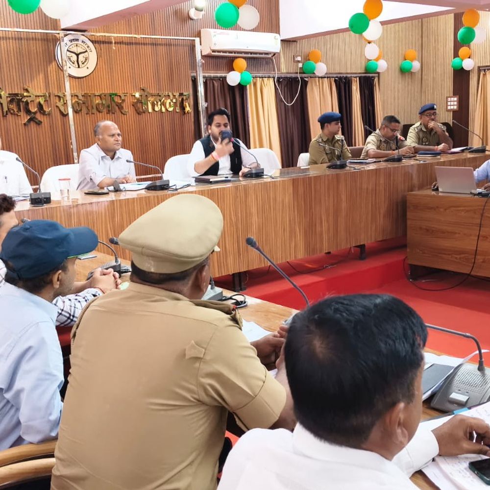जिलाधिकारी ने दिए निर्देश,एक सप्ताह में भरें सड़कों के गड्ढे:दुर्घटना होने पर संबंधित अधिकारी की तय होगी जिम्मेदारी