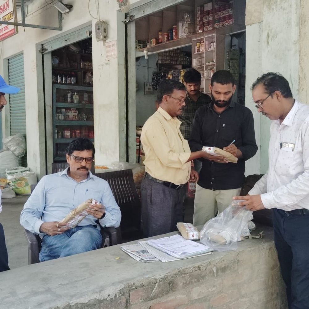 आजमगढ़ में 250 किलो मिठाइयां जब्त कर नष्ट कराईं:खोया, पनीर, मिठाई और दूध समेत 19 नमूने जांच के लिए भेजे