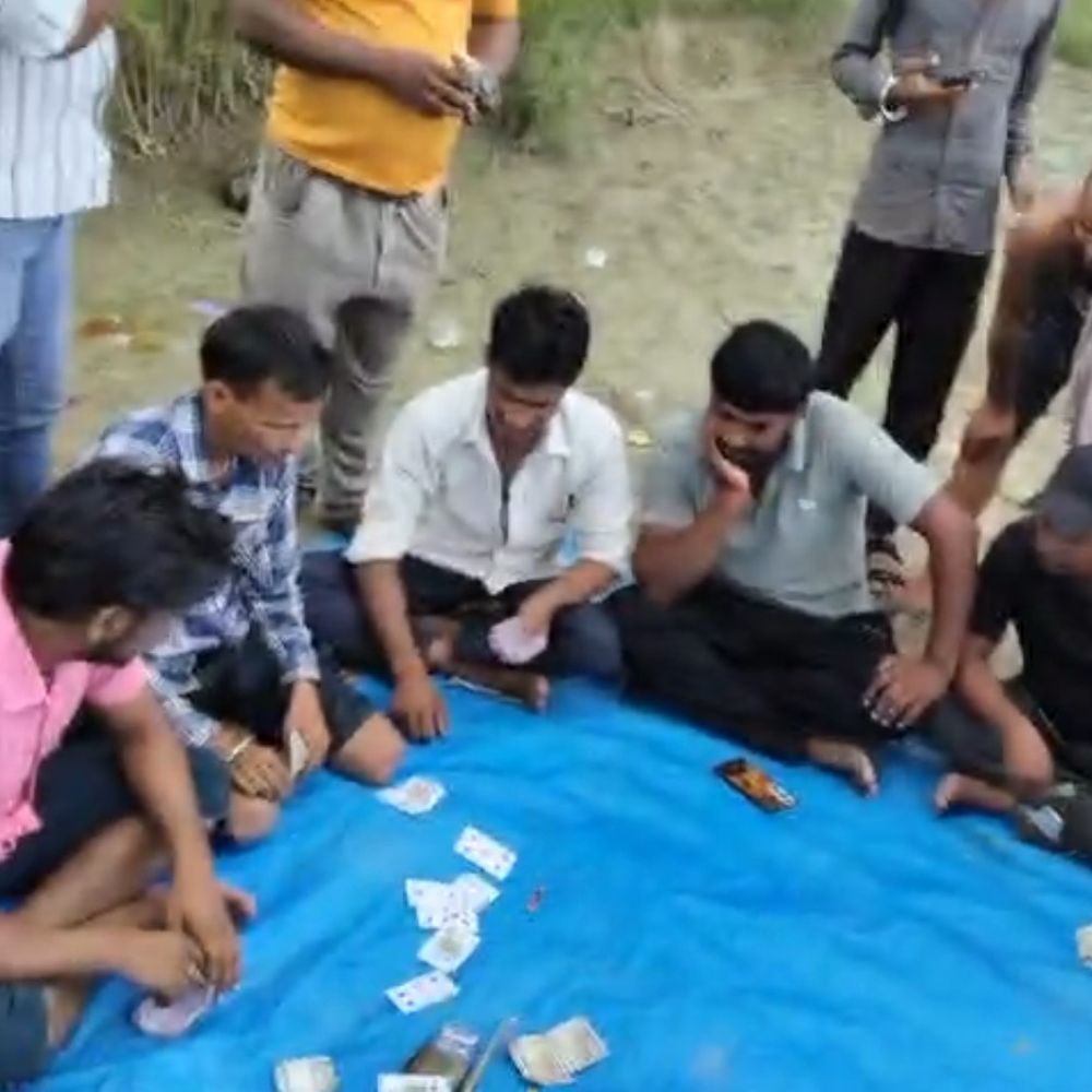खुले में जुआं खेलते युवकों का VIDEO:एटा पुलिस जुआरियों की पहचान कर गिरफ्तारी में जुटी
