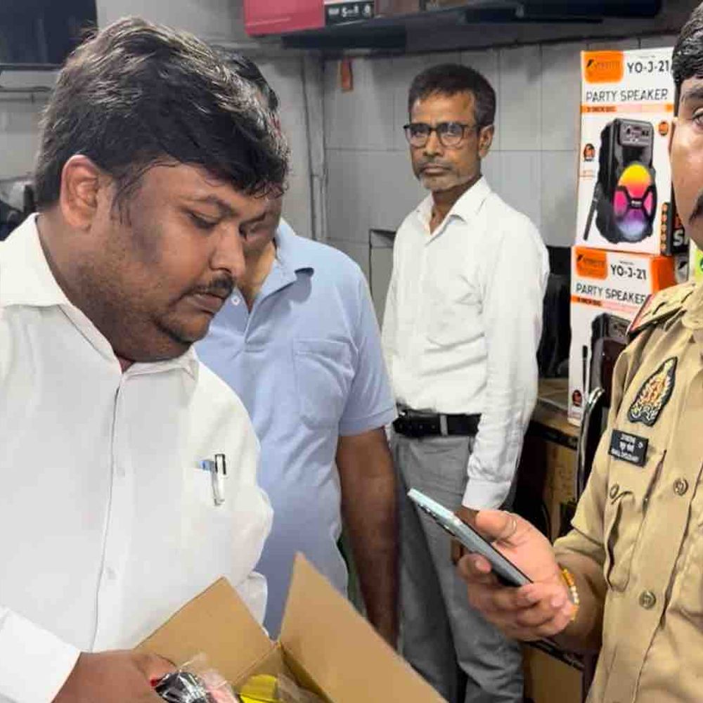 रामपुर में नकली ब्रांडेड प्रोडक्ट बेचने की शिकायत पर छापा:पुलिस ने नकली होलोग्राम लगे मिक्सर-केटल किया बरामद