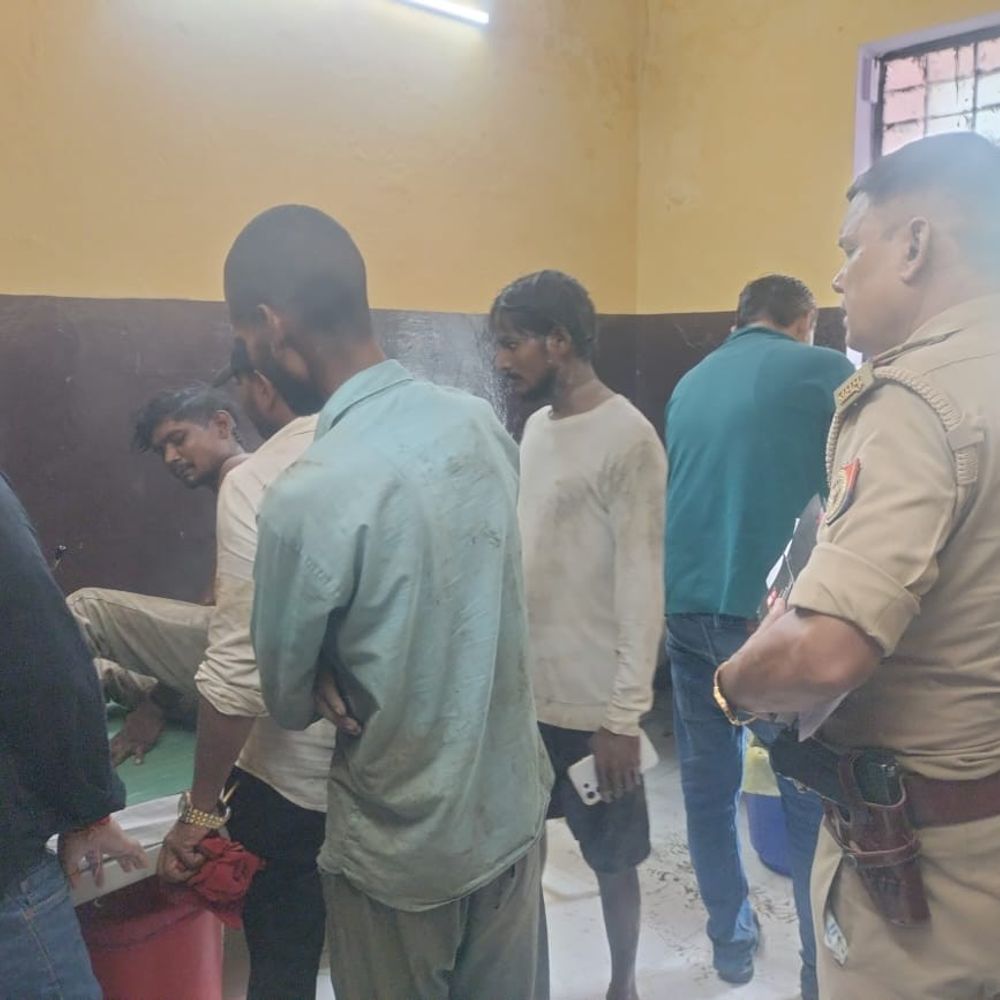 अयोध्या में निर्माणाधीन पानी की टंकी की मचान फिसली:25 फीट ऊंचाई से 10 मजदूर गिरे, 2 गंभीर; मेडिकल कॉलेज रेफर