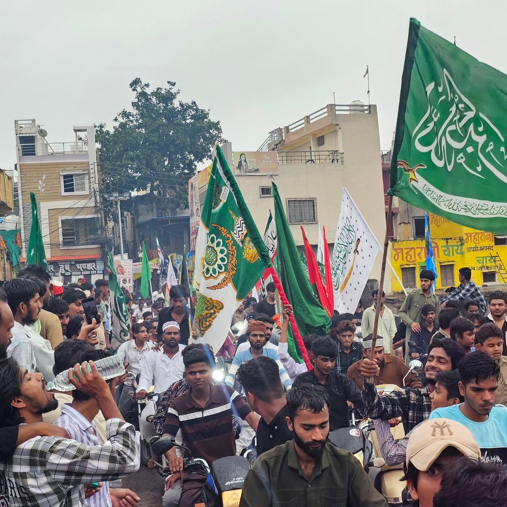 
                 मंदसौर में ईद मिलादुन्नबी से पहले निकली वाहन रैली:हजारों लोग हुए शामिल, सुरक्षा व्यवस्था में पुलिस-प्रशासन मुस्तैद 
            