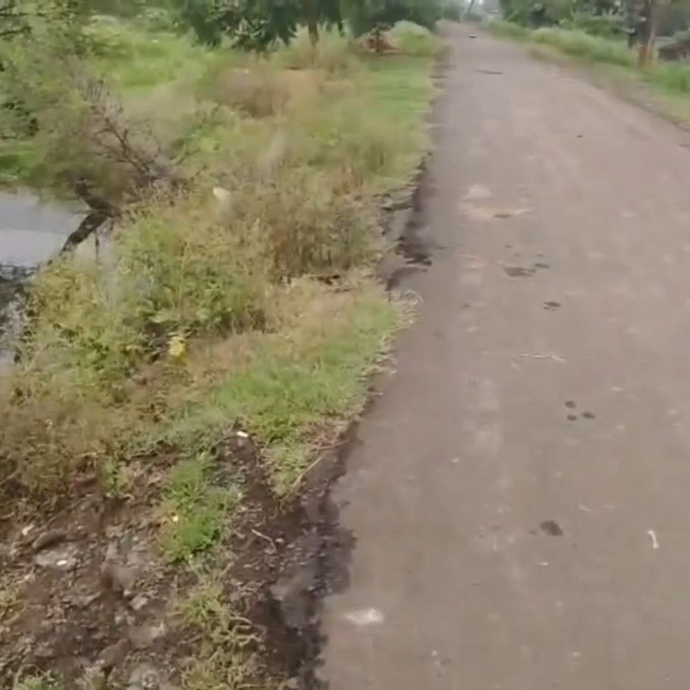 सड़क किनारे 20-30 फीट गहरी डबरी, हादसे का खतरा:दो महीने पहले शिकायत के बाद भी नहीं हुई कार्रवाई; ग्रामीणों ने सुरक्षा व्यवस्था की मांग
