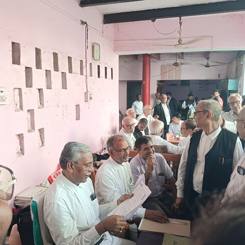 जौनपुर दीवानी न्यायालय अधिवक्ता संघ चुनाव, पहले दिन 57 नामांकन:अध्यक्ष पद के लिए 6 उम्मीदवार मैदान में, 15 पदों के लिए 76 पत्र बिके