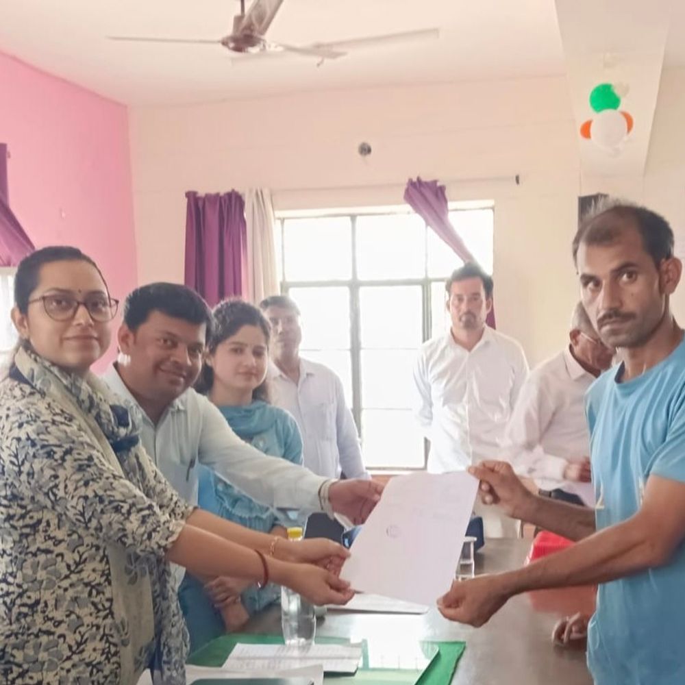 सादाबाद में प्रशासन की तत्परता:प्रार्थना पत्र के बाद तुरंत शुरू हुई प्रक्रिया, पात्र गृहस्थी राशन कार्ड मिलने से परिवार में खुशी