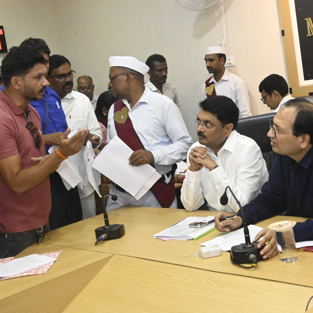 जनदर्शन में सिंचाई,गैस-मुआवजा और बिजली की शिकायतें सामने आईं:बेटे की मौत पर नहीं मिली बीमा राशि, बिलासपुर कलेक्टर-एसएसपी ने सुनीं समस्याएं, निराकरण के निर्देश