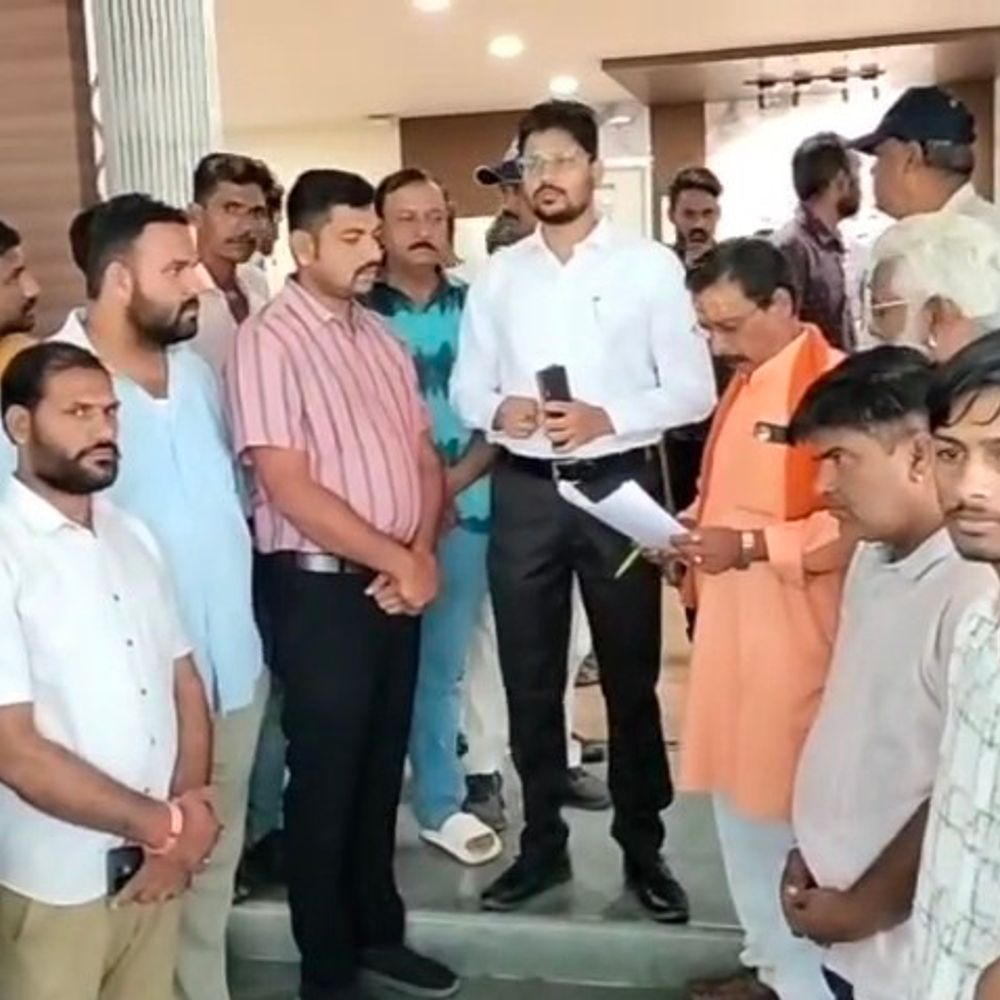 
                 स्वर्ण समाज ने यूसीजी कानून, जातिगत आरक्षण का विरोध किया:कलेक्टर को ज्ञापन सौंप कर की आर्थिक आधार पर आरक्षण की मांग 
            