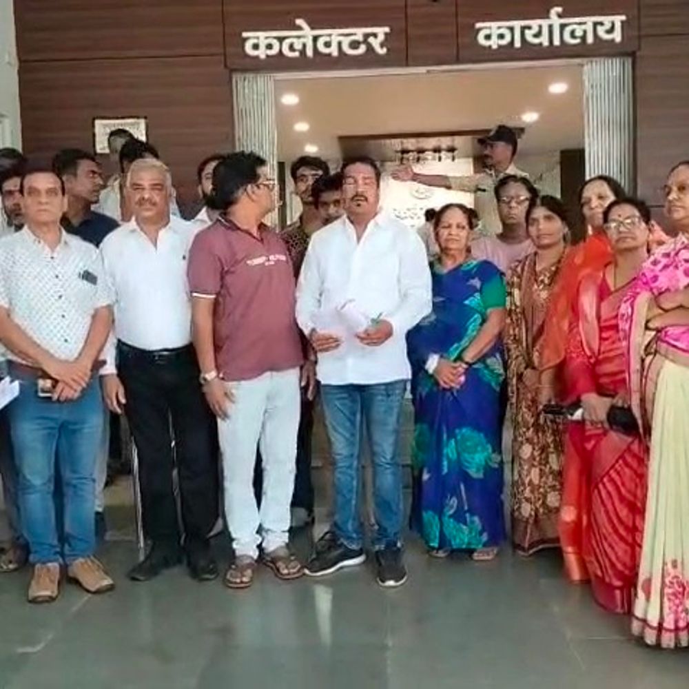 
                 गांधीनगर निवासी निजी अस्पतालों की पार्किंग से परेशान:कलेक्ट्रेट में ज्ञापन सौंपा, अतिक्रमण हटाने और पार्किंग व्यवस्था सुधारने की मांग 
            