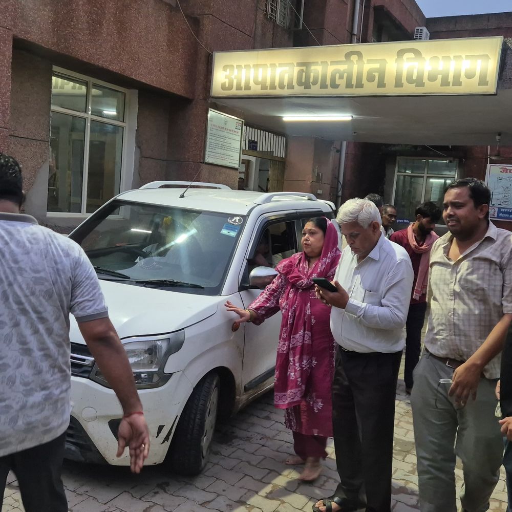 एटा में जमीनी विवाद को लेकर दो पक्ष भिड़े:लाठी-डंडों से मारपीट में पिता-पुत्र घायल, फायरिंग के आरोप को पुलिस ने बताया बेबुनियाद