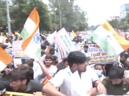 पटना- छात्रों का CM हाउस घेराव,CRPF से झड़प:TRE-4 एग्जाम में बदलाव को लेकर बैरिकेडिंग तोड़कर आगे बढ़े; छात्र बोला- 9 दिन से भूखा हूं, DSP धक्का दे रहा
