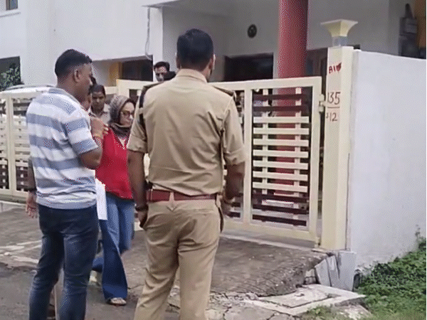 
                 फर्जी IAS तृप्ति और भाई को भोपाल लाई चंदेरी पुलिस:बागमुगालिया स्थित घर से फर्जी CBI का कार्ड, लेटरहेड और कई अहम दस्तावेज मिले 
            