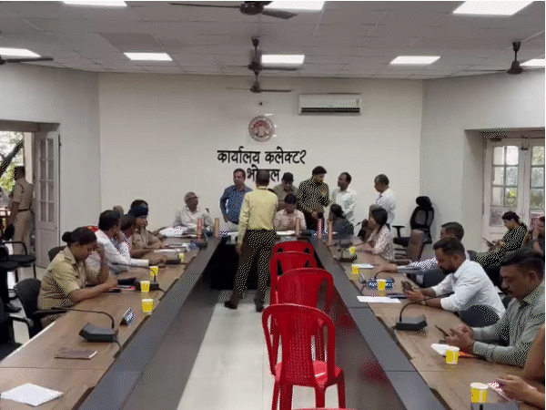 
                 भोपाल जनसुनवाई में 100 से ज्यादा शिकायतें:लाड़ली बहना की राशि अटकी, स्कूल से 8 बच्चों को निकालने की भी शिकायत 
            