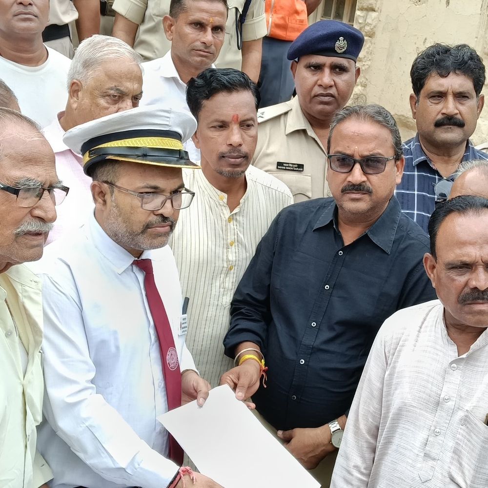 
                 पिपलियामंडी में रेल सुविधाओं की मांग पर प्रदर्शन:जनप्रतिनिधियों की सद्बुद्धि के लिए हुई पूजा; ट्रेनों के ठहराव और किराया कम करने की मांग 
            