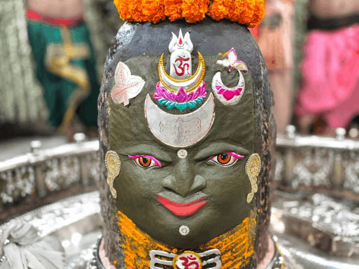 
                 उज्जैन में तड़के 3 बजे खुले महाकाल मंदिर के कपाट:भस्म आरती में उमड़ा श्रद्धालुओं का सैलाब, भगवान महाकाल का रजत चंद्र-त्रिशूल, त्रिपुण्ड और ड्रायफ्रूट से शृंगार 
            