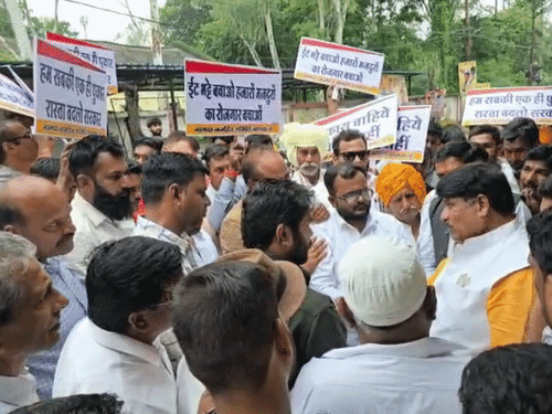 
                 नागदा में नई रेल-लाइन के विरोध में किसान, व्यापारी उतरे:सांसद फिरोजिया के निवास पर पहुंचकर जताया विरोध; बोले- 3 हजार लोग प्रभावित होंगे 
            